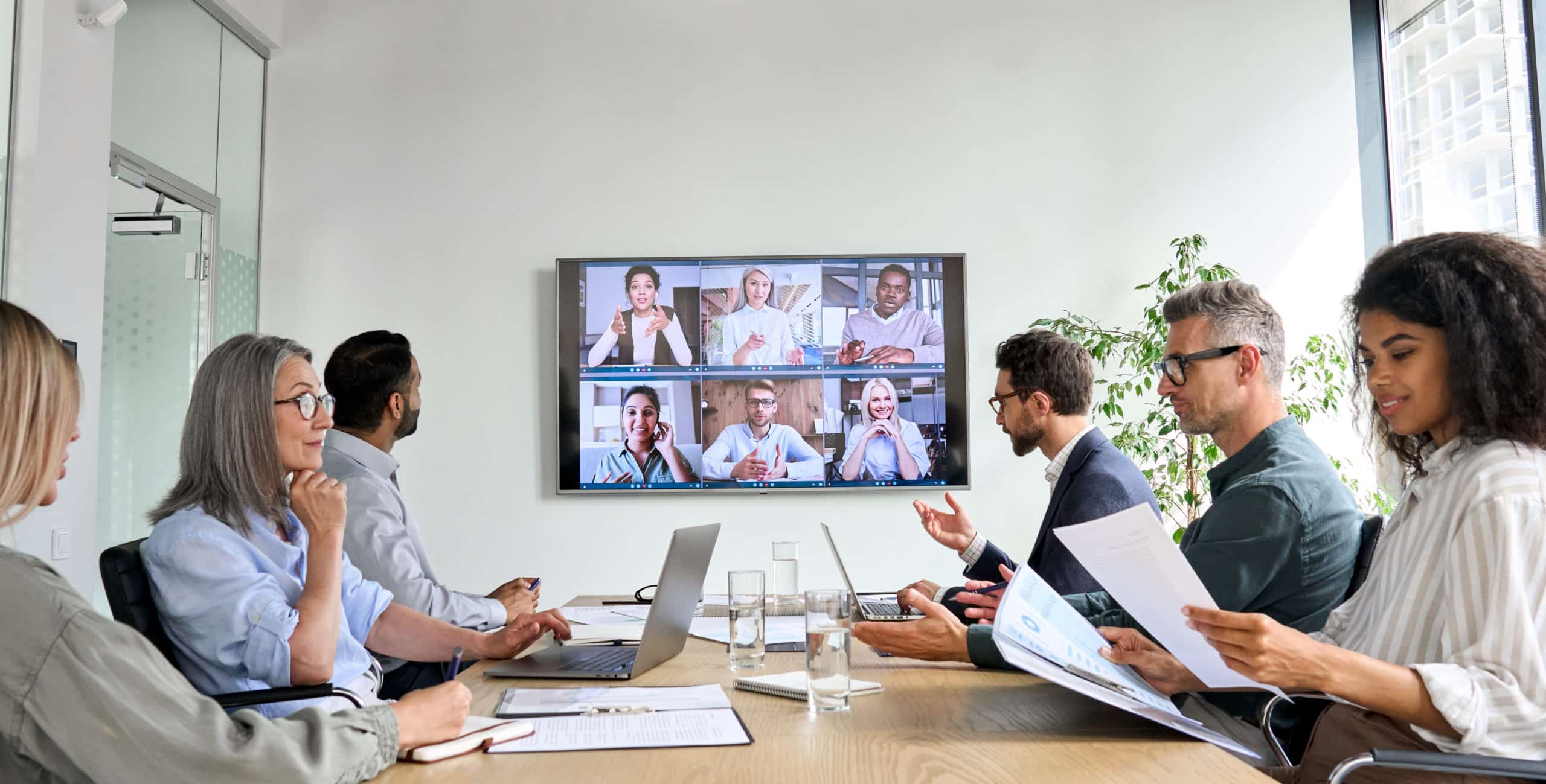 AdobeStock 449752328 Business people in a meeting room