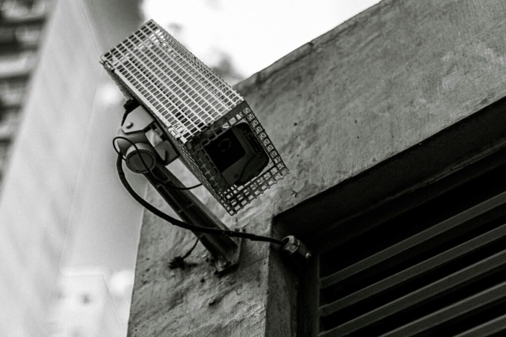 lucas santos ZL qgVDSVhQ unsplash - Metro Offices A security camera positioned on the exterior wall of a workspace building.