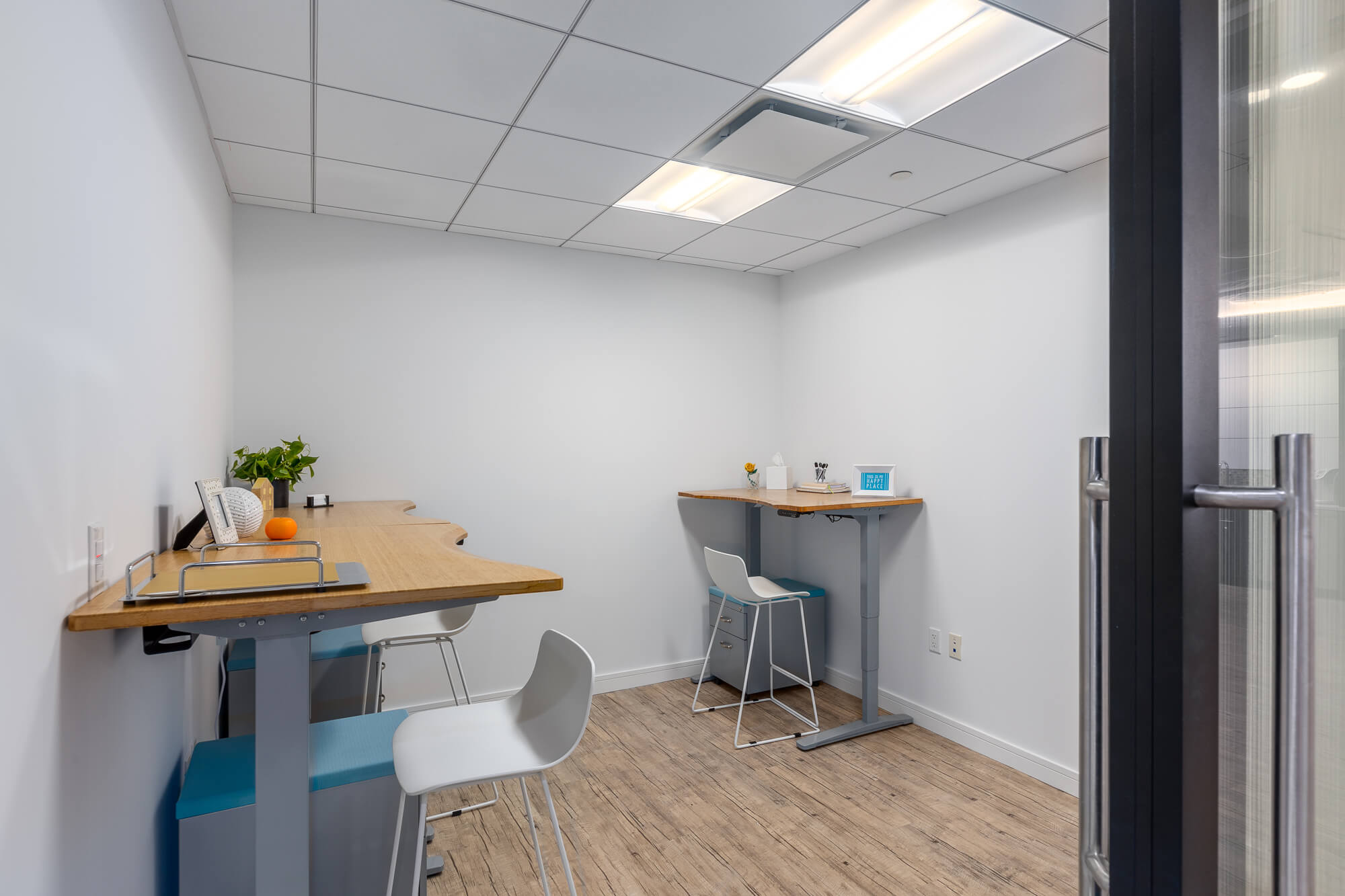 MetroOffices Tysons 16 - Metro Offices Office space with desk and chairs available for rent.